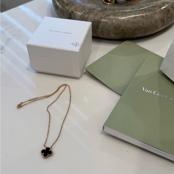 Vintage Alhambra Pendant - Yelloww Gold, Onyx - Picture 2 of 7